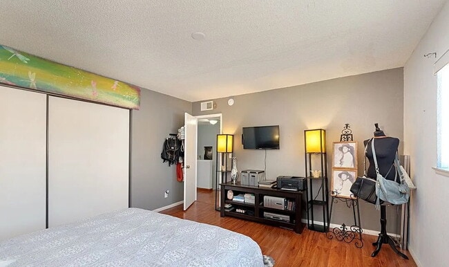 Building Photo - "Charming 1-Bedroom San Fernando Apartment with Modern Granite Touches!"