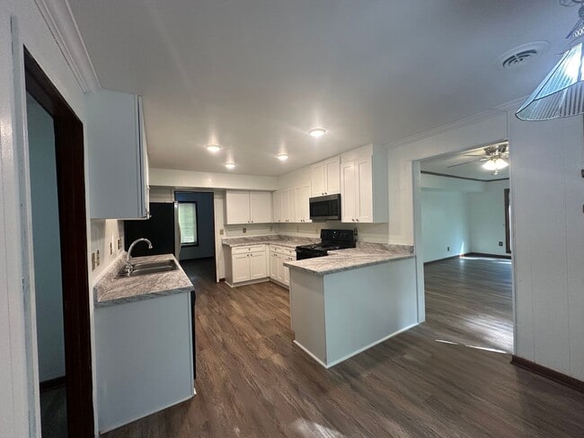 Building Photo - 6 BR 3 BA House in Colonial Hill Community