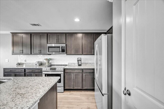 Foto del edificio - Beautiful 5 Bed/3 Bath Home in Savannah Highlands