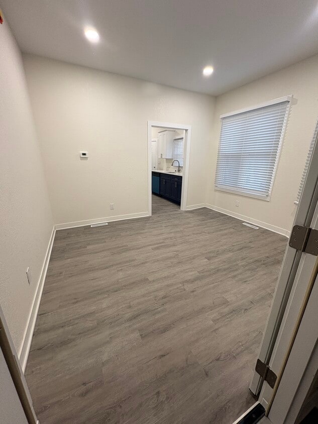 Building Photo - 400 E Meinecke Ave