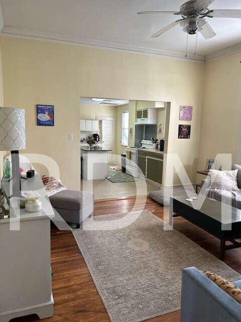 Living RM - 2103 Linden Ave