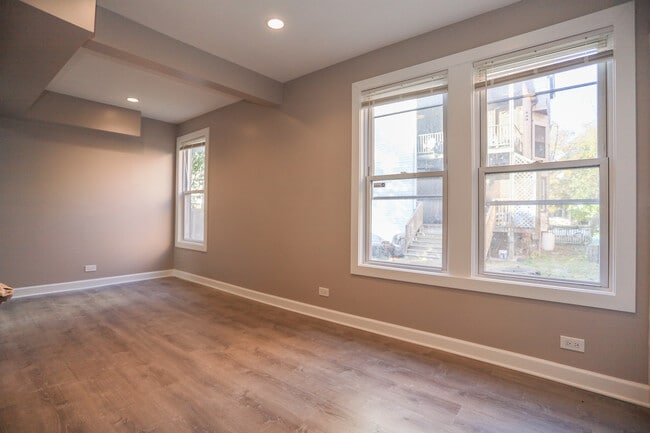 Foto del edificio - 1925 W Warner Ave