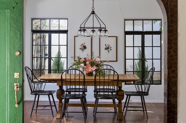 Dining - 5921 Canyon Cove