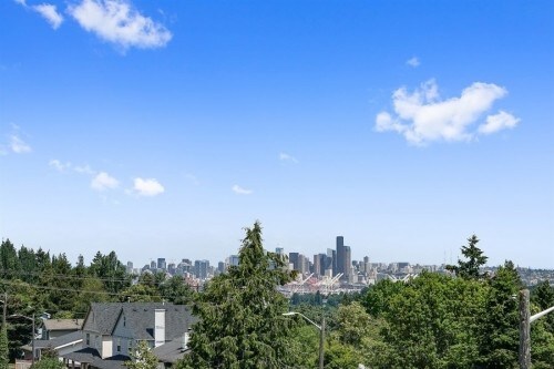 Building Photo - West Seattle Tri-Level - 4 bedrooms