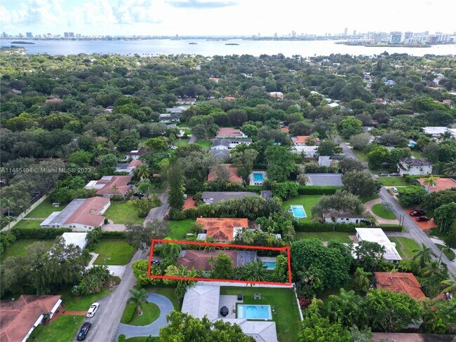 Foto del edificio - 812 NE 92nd St