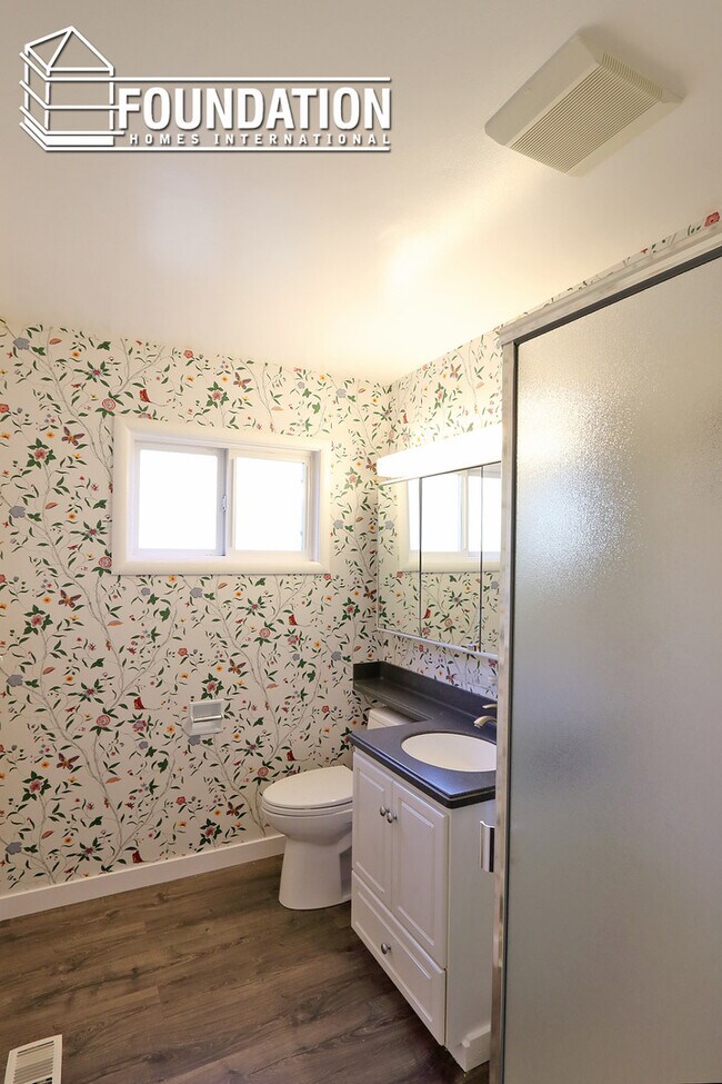 Building Photo - Spacious 3 bed in flats of Kentfield w/poo...