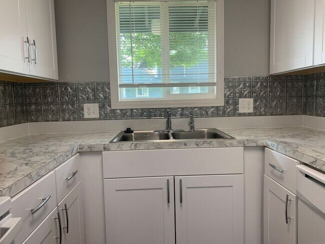 Foto del edificio - Updated 2 bedroom ranch in north Loveland! RENT INCLUDES: Water/Sewer/Gas/Trash/Common Area Electric