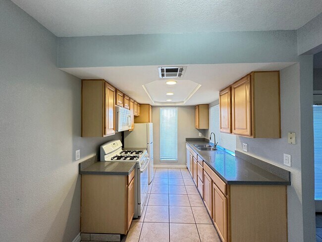Building Photo - Las Brisas Apt Homes