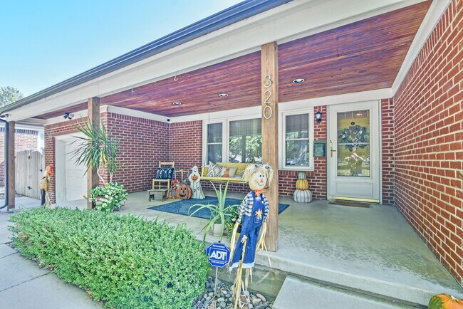 Foto del edificio - 320 N Hillcrest Ave