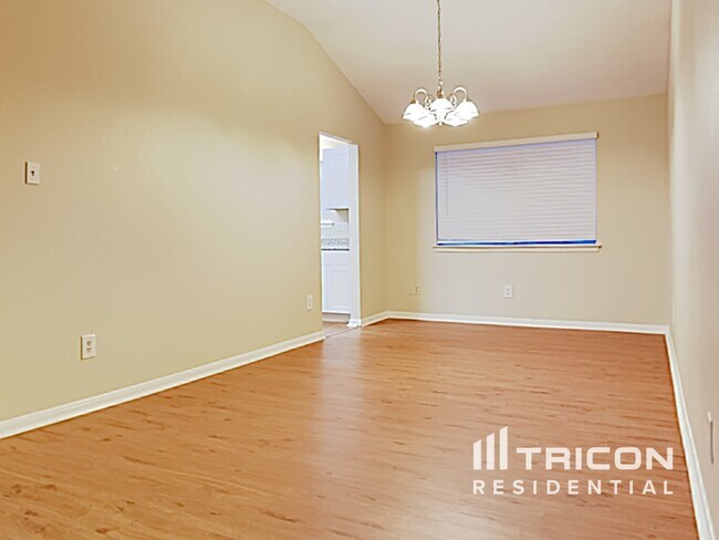 Foto del edificio - 7911 Bluff Trail Dr