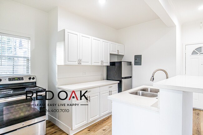 Foto del edificio - Gorgeous, Charming, Spacious Completely Re...