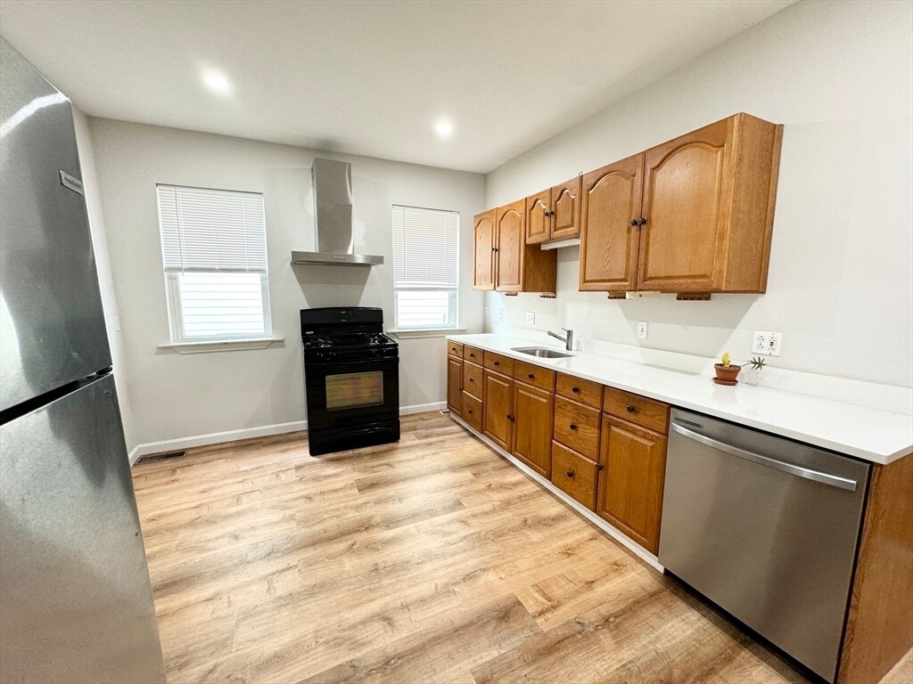 Primary Photo - 10 Pond St