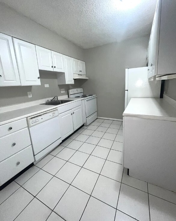 Building Photo - 4774 Kings Dr