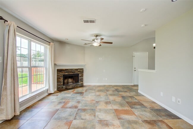 Building Photo - 2306 Pine Cone Dr