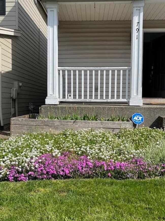 Building Photo - 3 Bedroom 2.5 Bath Hillsboro OR