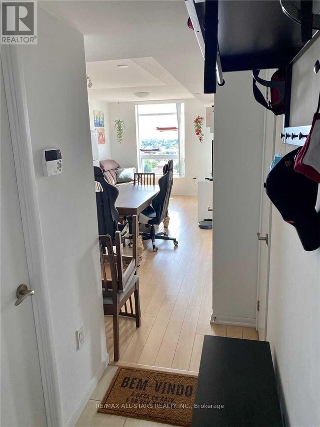 Photo du bâtiment - 830 Lawrence Ave W