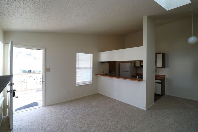 Foto del edificio - 2 bedroom 1 bath condo near Town Center in...