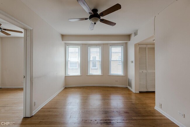 Building Photo - 4240 N Clarendon Ave