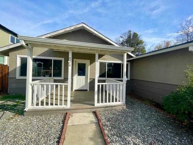 Building Photo - Charming Updated 2 Bedroom