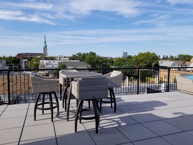 Building Photo - New Micro Studio in Lincoln Park