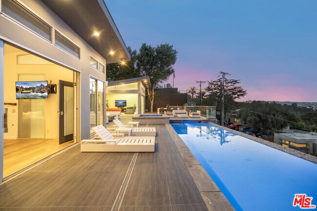 Foto del edificio - 7275 Mulholland Dr