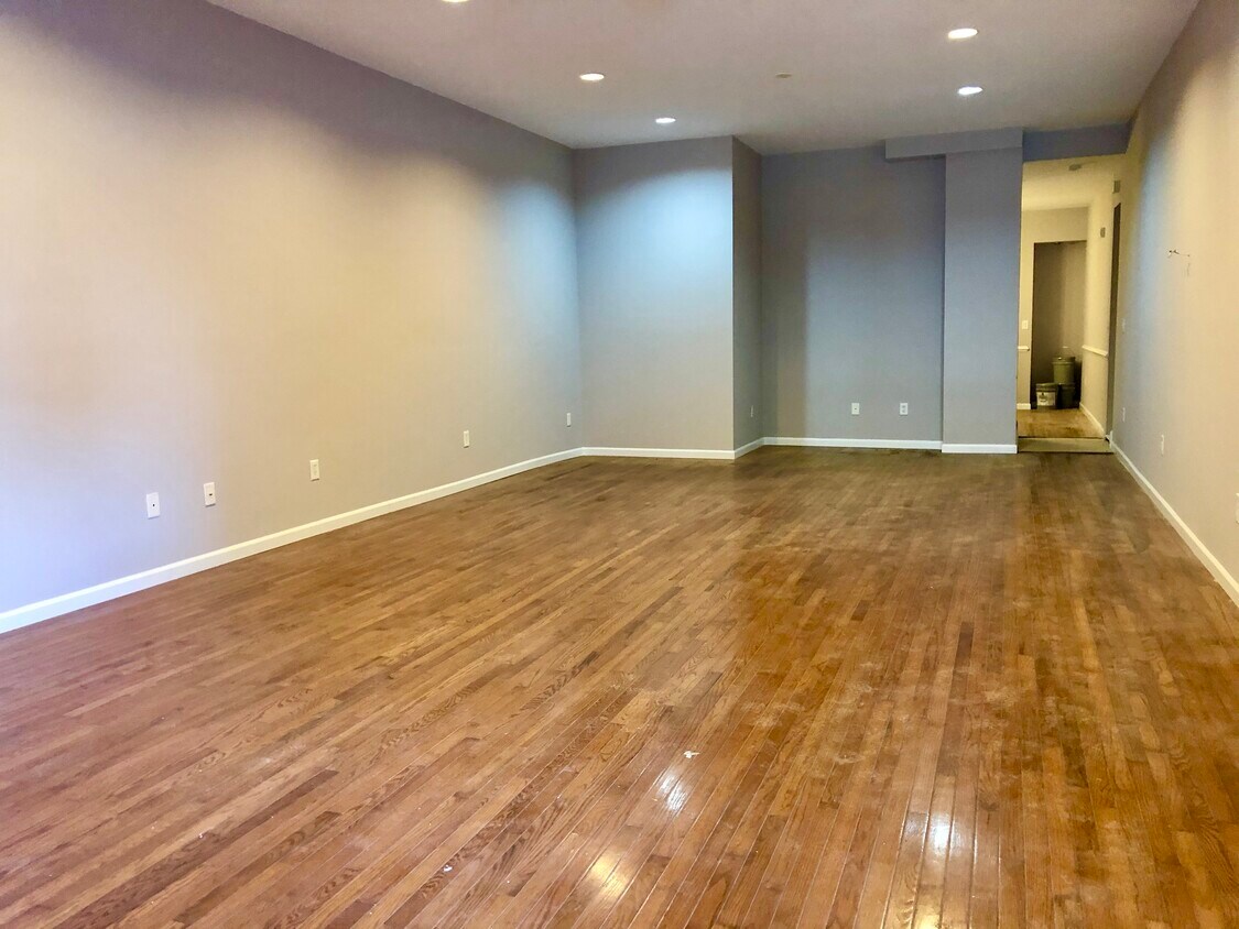 Living Room - 2110 W Lexington St