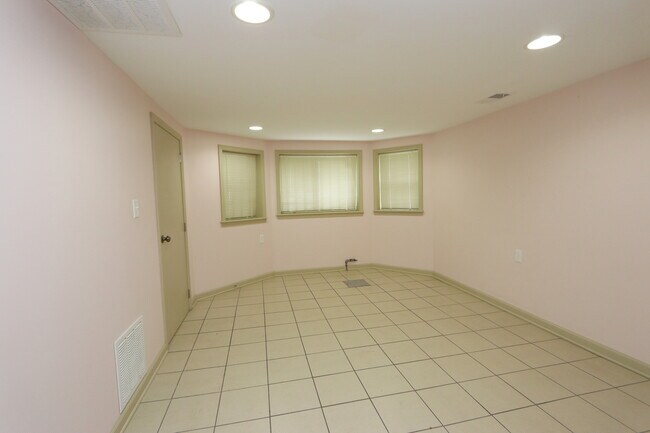 Building Photo - 2040 N Laramie Ave