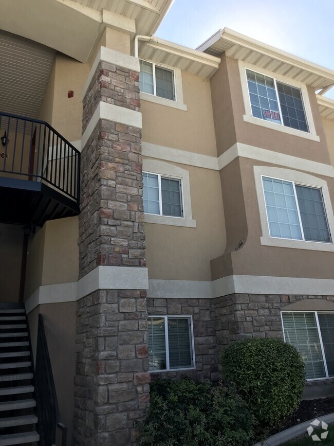 Building Photo - 1212 W 50 N