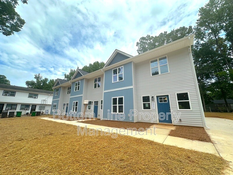 Foto principal - 2931 Burgess Dr