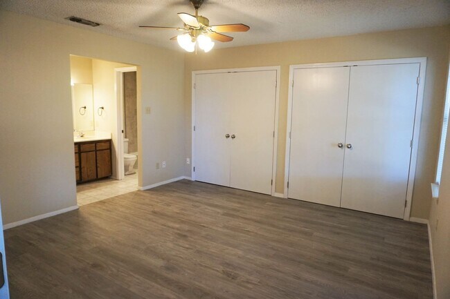 Foto del edificio - 3710 101st Available 07/09