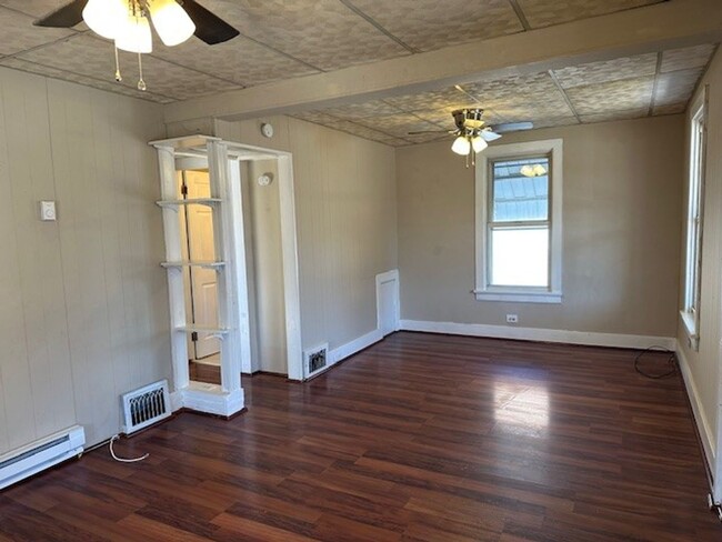 Building Photo - 2-Bedroom, 1-Bathroom single family home l...