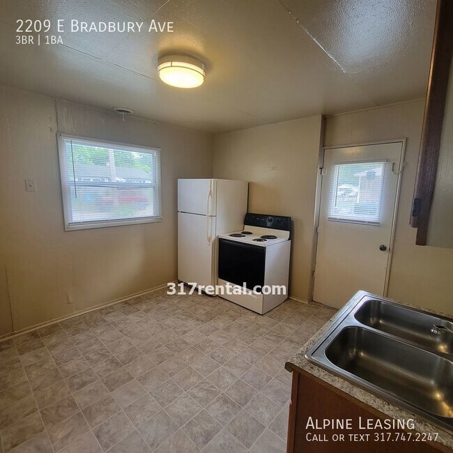Building Photo - Near Southeast 3BR House w/Fenced Yard!