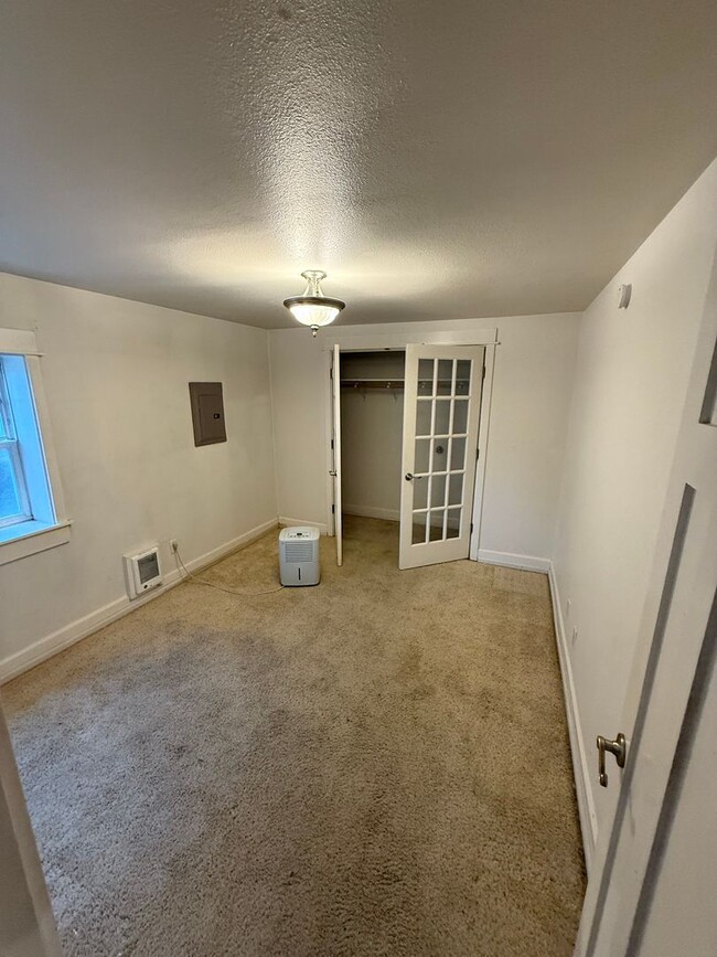 Building Photo - Queen Anne/Seattle 2bd 1bath duplex Unit f...