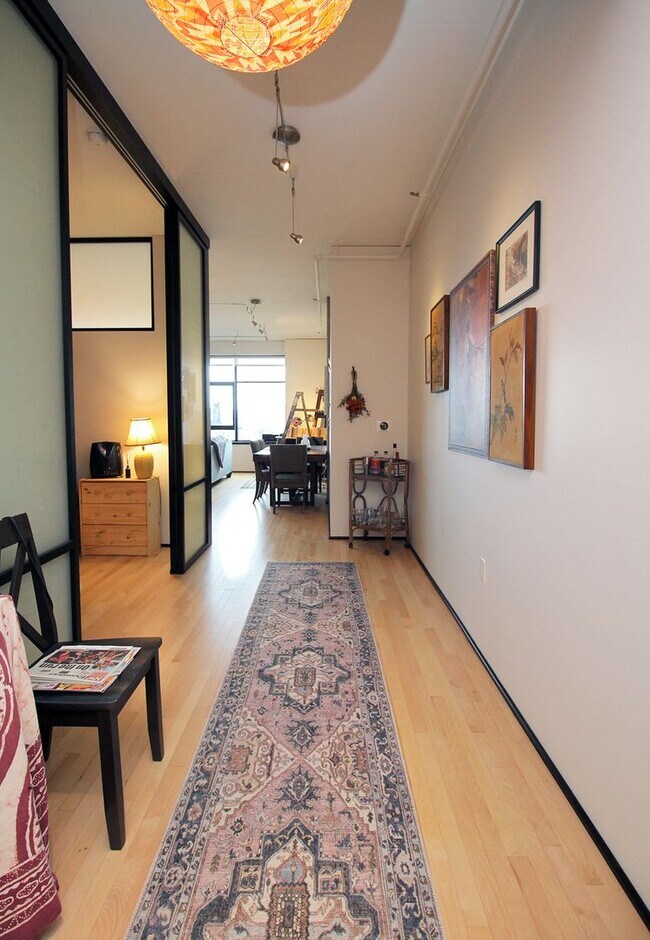 Foto del edificio - Fully Furnished Short-Term 1 Bedroom Lux C...