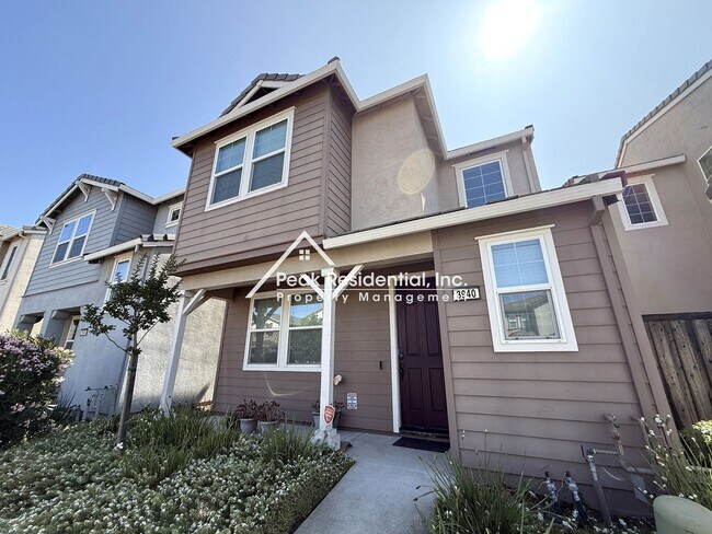 Building Photo - Still looks new in Natomas 3-bedroom