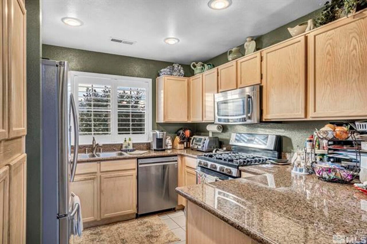 Building Photo - 3 bedroom 2 1/2 bath home near Mira Loma P...