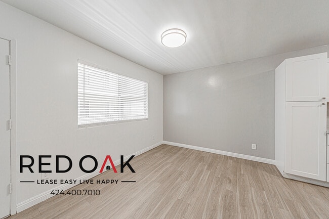 Building Photo - 10741 Moorpark St