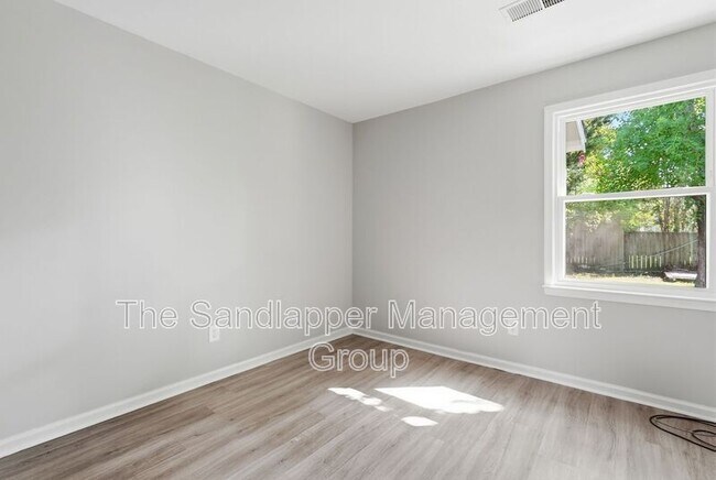Foto del edificio - 5230-B Scarsdale Drive