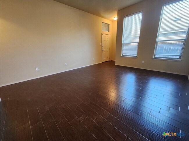 Foto del edificio - 529 Creekside Cir