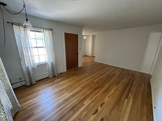 Building Photo - 4 Bedroom 1.5 Bath House with Washer and Dryer and Fenced Back Yard