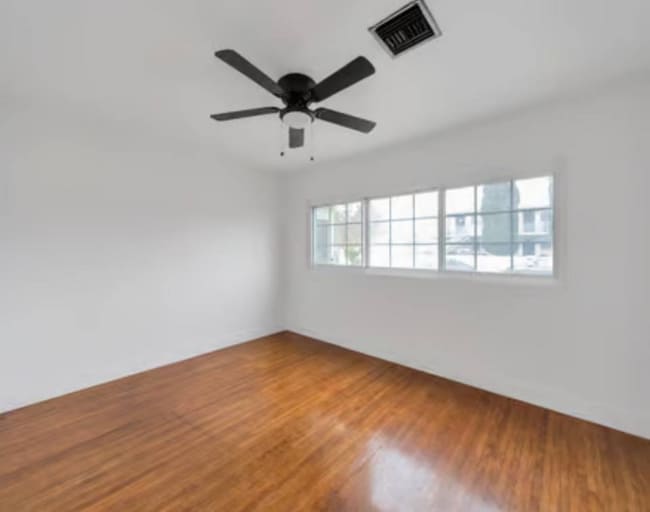 Building Photo - 6157 Clybourn Ave