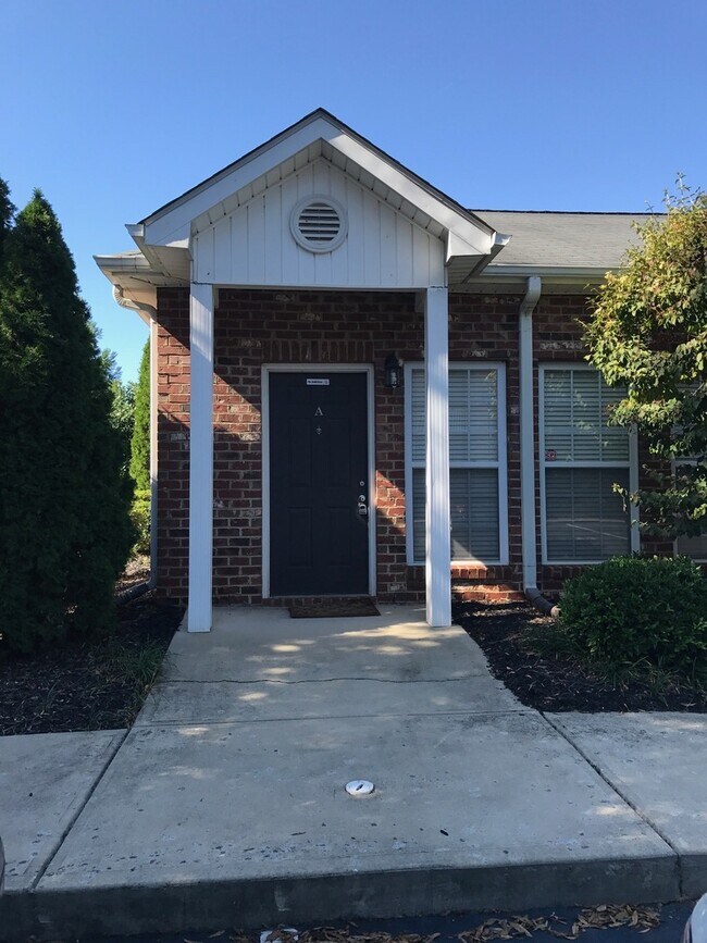 Foto del edificio - Adorable 1 bedroom 1 bath condo with garage located in Cotwold Park