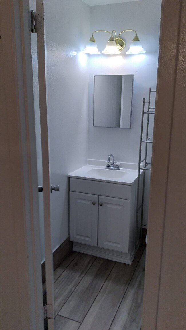 Building Photo - 513 Mary St