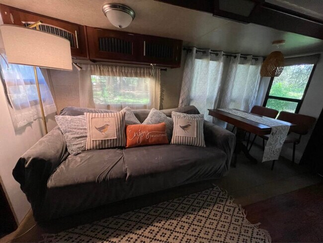 Foto del edificio - 2750 Lent Rd