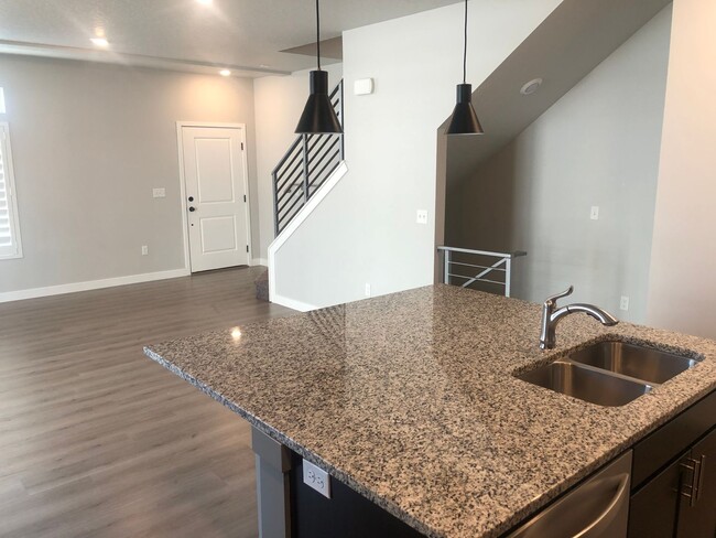 Foto del edificio - Nearly New Lehi Row End Townhome W 2 attac...