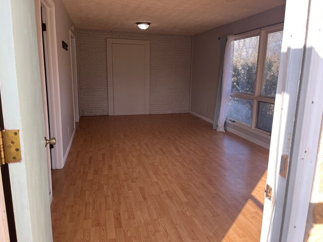 Spacious livingroom - 205 W Lake Dr