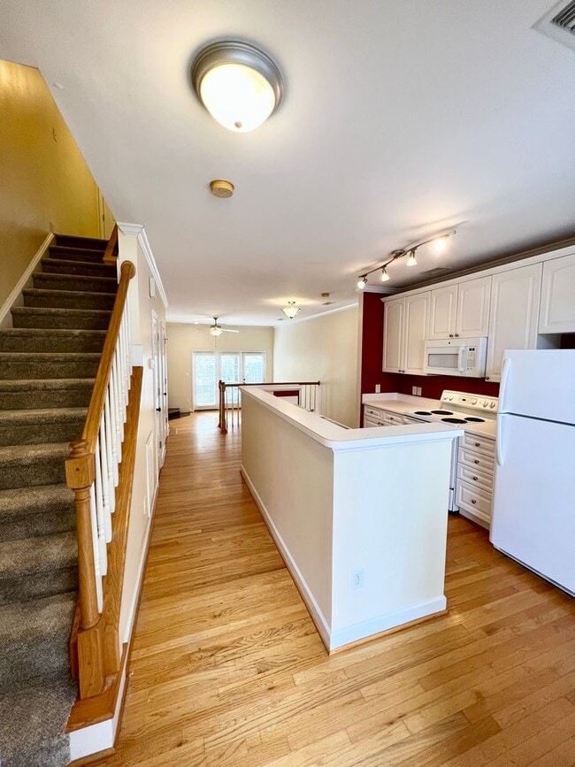 Building Photo - 2 Bedroom Townhome