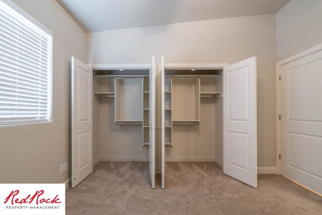 Foto del edificio - Spacious 4 Bedroom Townhome in Hurricane Heights!