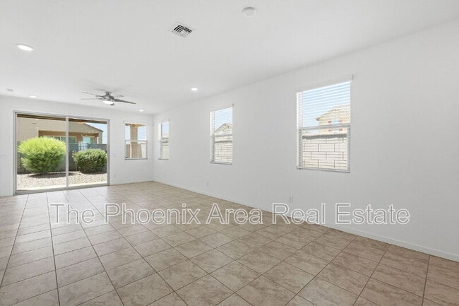 Building Photo - 40643 W Shaver Dr