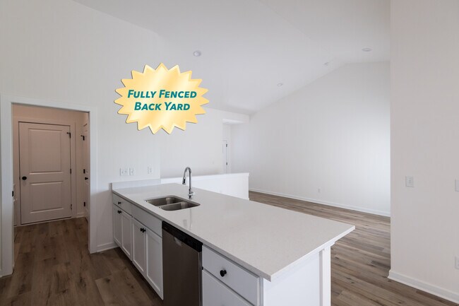 Cocina, Sala de estar - 5347 Pinecrest Ct N